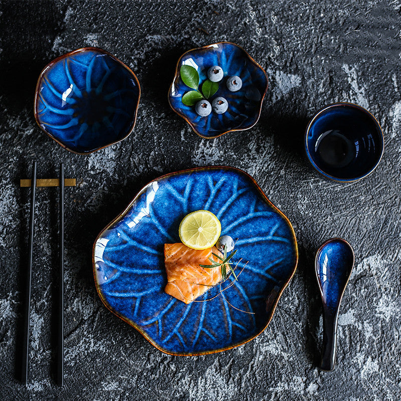 Lyxig servis i porslin med Lotusblad design