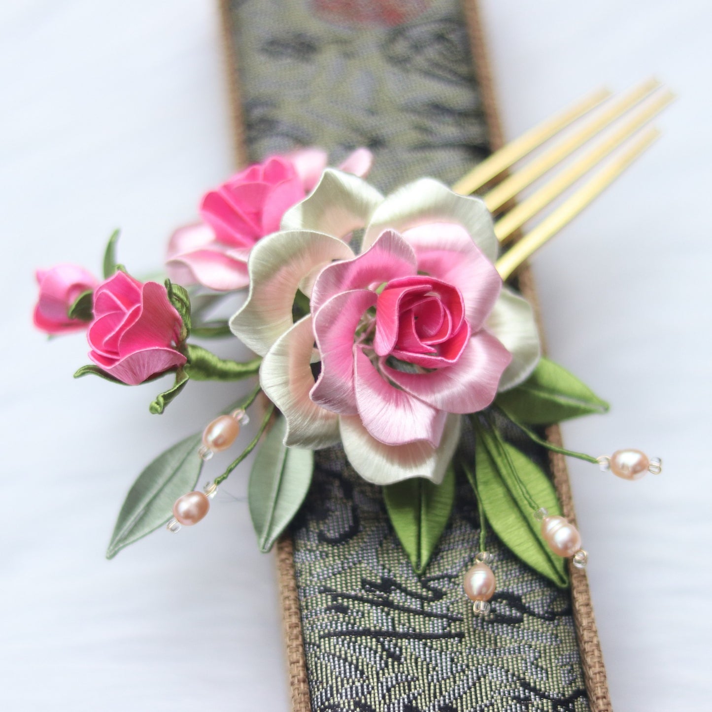 Handgjord hårkam med vackra blommor