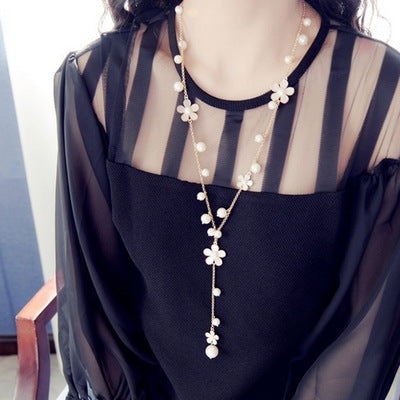 Necklace with flowers in a luxurious design
