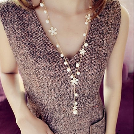 Necklace with flowers in a luxurious design