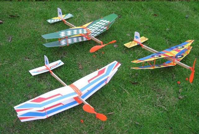 Gummibands drivet flygplan för unga flygentusiaster