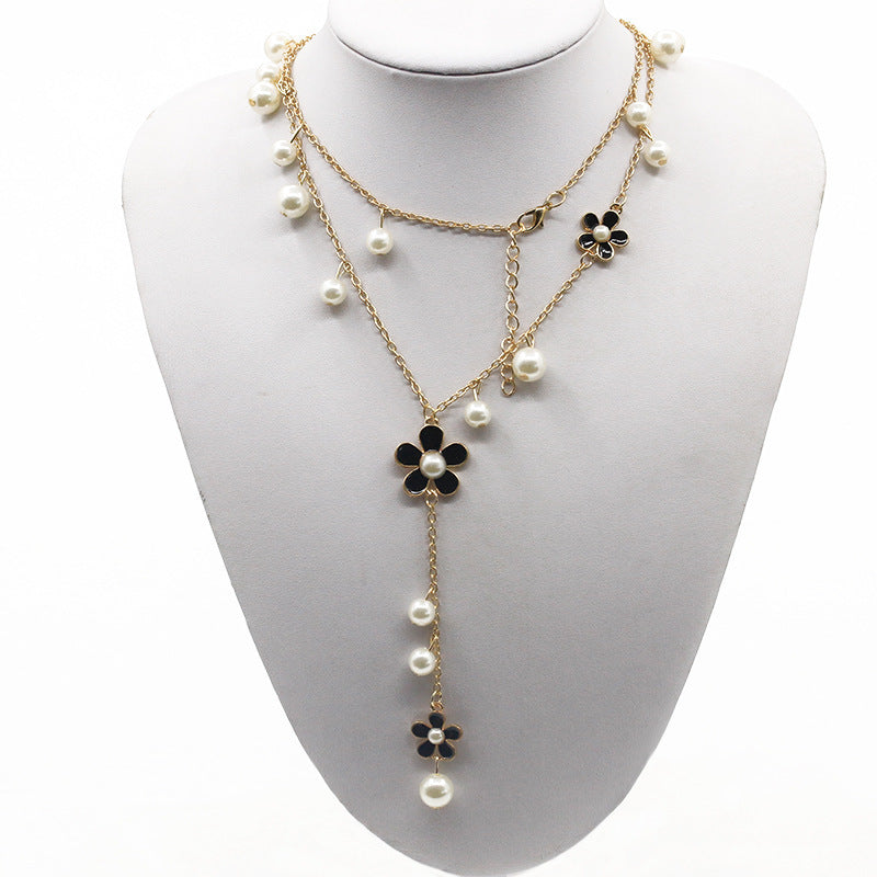 Necklace with flowers in a luxurious design