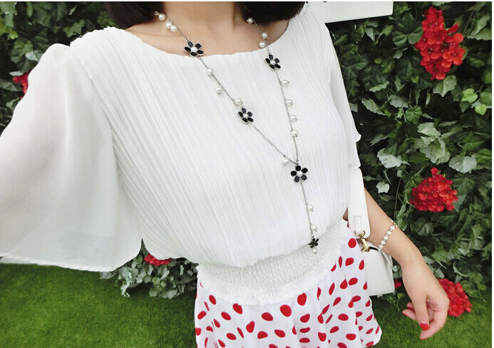 Necklace with flowers in a luxurious design