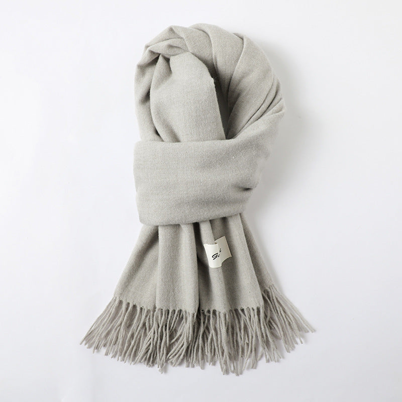 Elegant höst- och vinter sjal i mjuk viskos med fransar