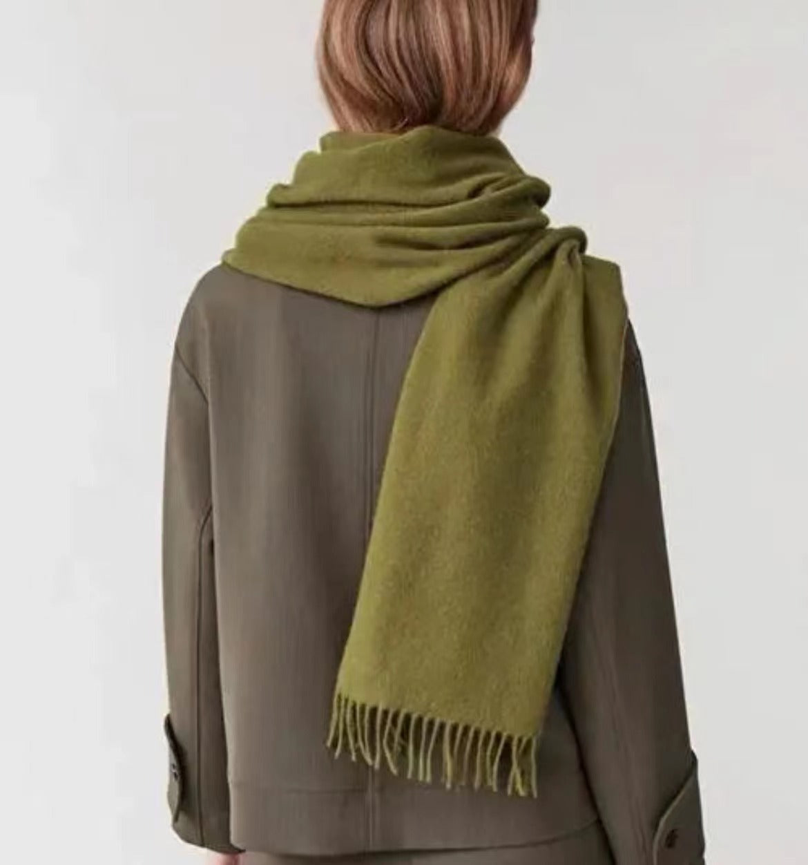 Elegant höst- och vinter sjal i mjuk viskos med fransar
