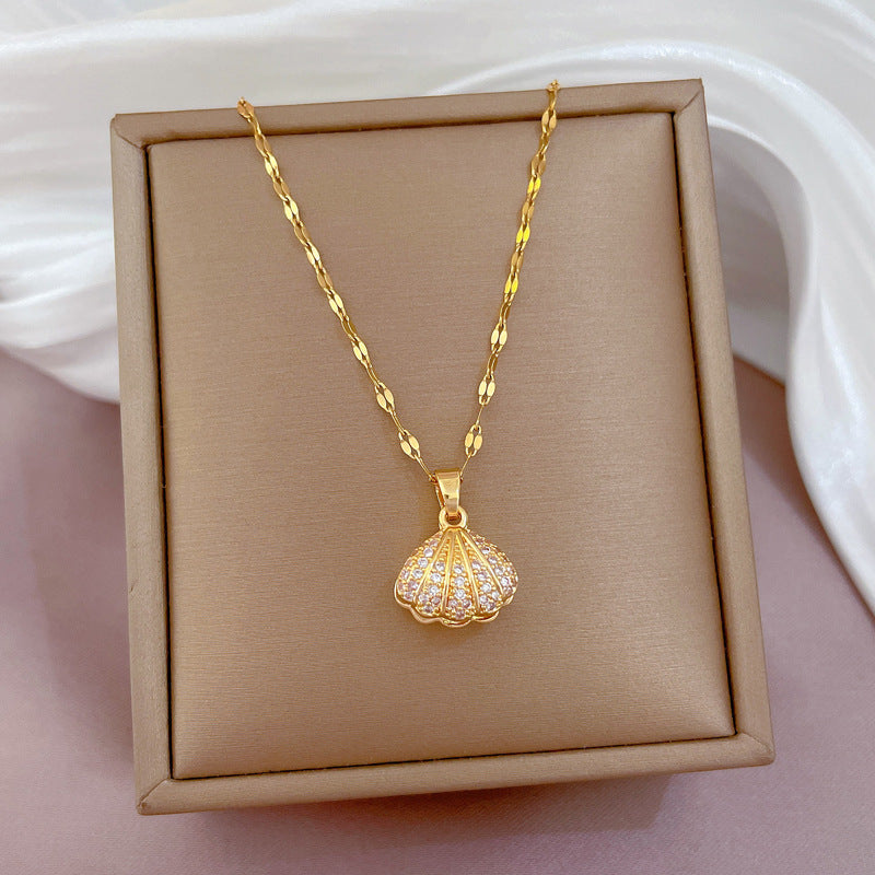 Shell pearl necklace with rhinestones – Elegant and unique jewelry