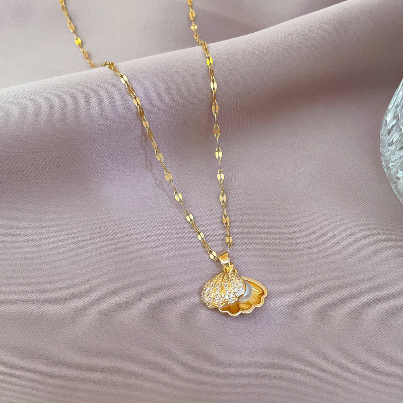 Shell pearl necklace with rhinestones – Elegant and unique jewelry