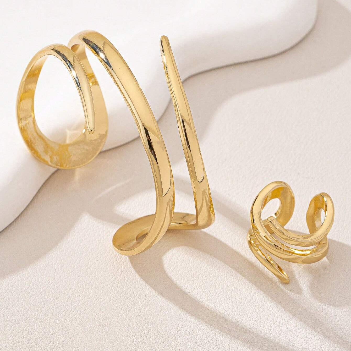 Öppen ring och armband i stilren design – tidlös elegans för varje tillfälle