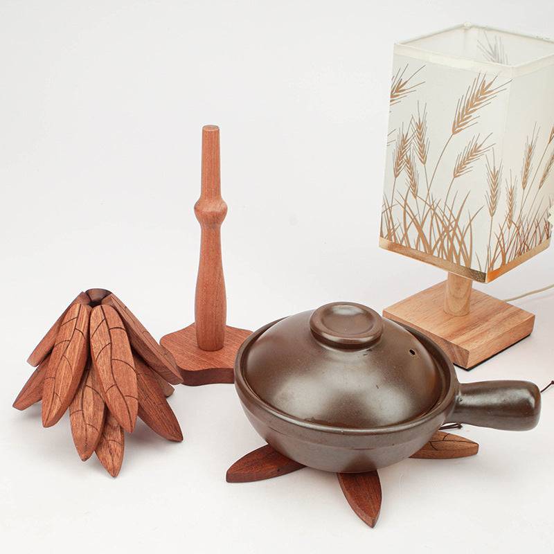 Julgransformade underlägg i massivt trä – naturlig värmetålighet med elegant design