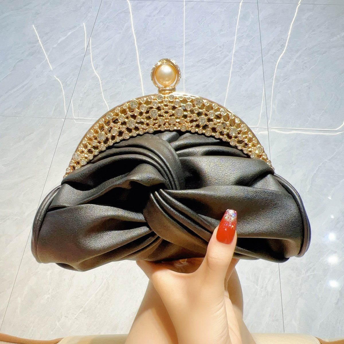 Glittrande Aftonväska med Kristalldetaljer – Elegant och Festlig