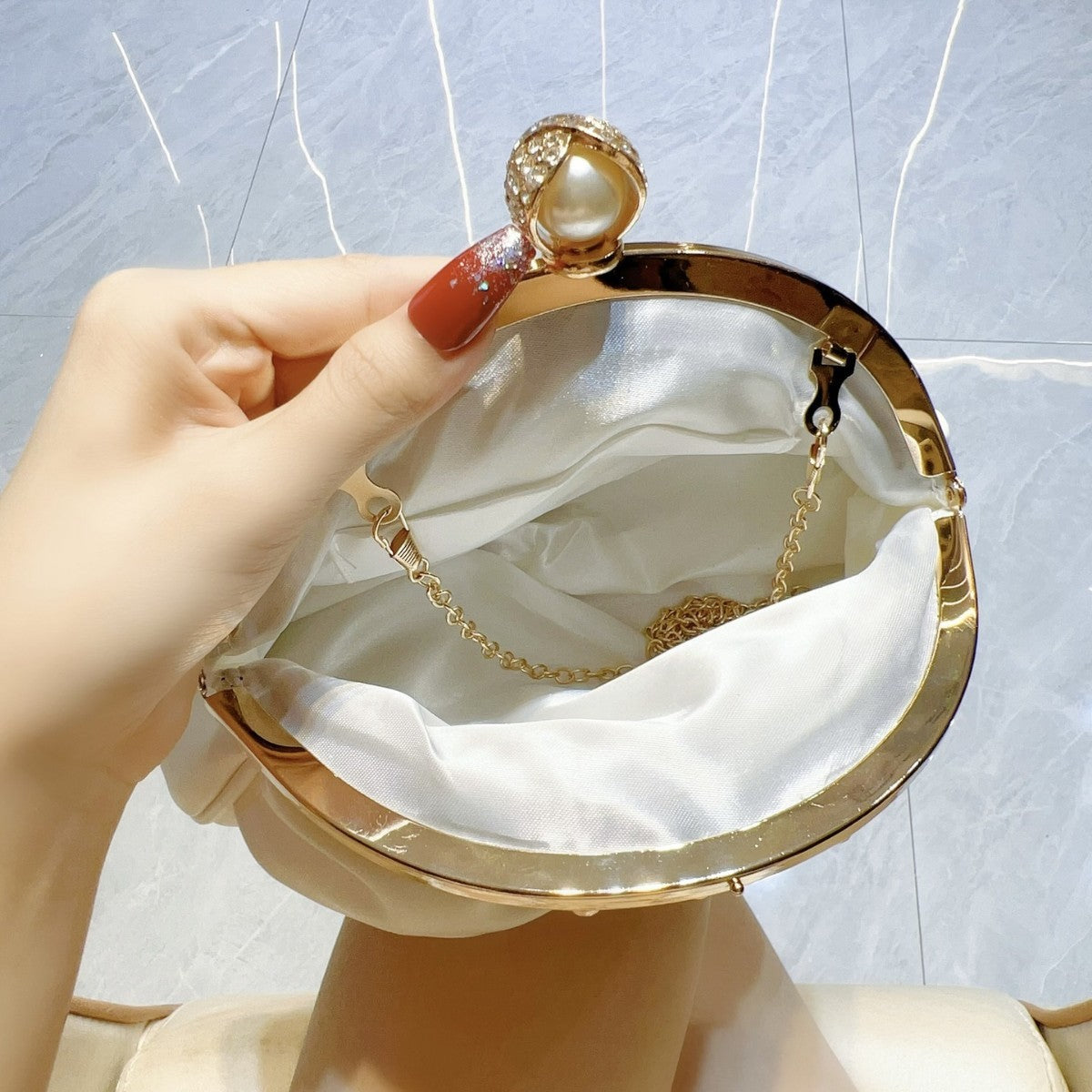 Glittrande Aftonväska med Kristalldetaljer – Elegant och Festlig