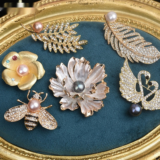 Shimmering pearl brooches in vintage style.